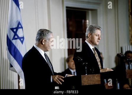 Washington, DC. USA, 9. Juli 1996 israelische Ministerpräsident Benjamin Netanjahu am Pult von Präsident William Clinton während einer formalen gemeinsamen Pressekonferenz im East Room des weißen Hauses verbunden ist.  Benjamin Netanjahu "Bibi" ist der aktuelle Premierminister Israels. Er ist derzeit als Mitglied der Knesset und Vorstandsvorsitzender der Likud-Partei. Netanjahu ist in Tel Aviv säkularer jüdischer Eltern geboren, der erste israelische Premierminister nach der Gründung des Staates Israel geboren. Bildnachweis: Mark Reinstein Stockfoto