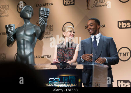 Los Angeles, Kalifornien, USA. 9. Dezember 2015. Anthony Mackie (R) und Anna Faris verkünden die Nominierungen für den 22. Annual Screen Actors Guild (SAG) Awards in Los Angeles, USA, 9. Dezember 2015. Die 22. jährlichen SAG Awards wurden heute Morgen an der Pacific Design Center SilverScreen in West Hollywood bekannt gegeben. 22. SAG werden Simulcast auf TNT und TBS auf Samstag, 30. Januar 2016. Bildnachweis: Yang Lei/Xinhua/Alamy Live-Nachrichten Stockfoto