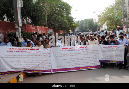 Teilnehmer durchlaufen eine Straße bei Spaziergang gegen die Korruption, die von der Zivilgesellschaft anlässlich des internationalen Antikorruptionstag, bei Hyderabad Presseclub auf Mittwoch, 9. Dezember 2015 angeordnet. Stockfoto