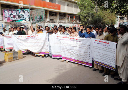 Teilnehmer durchlaufen eine Straße bei Spaziergang gegen die Korruption, die von der Zivilgesellschaft anlässlich des internationalen Antikorruptionstag, bei Hyderabad Presseclub auf Mittwoch, 9. Dezember 2015 angeordnet. Stockfoto