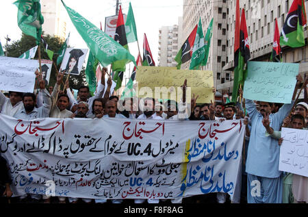 Aktivisten der verschiedenen politischen Parteien protestieren gegen behaupten rigging Gebietskörperschaften Wahl 2015 in ihren Bereichen während der Demonstration in Karachi Presseclub am Mittwoch, 9. Dezember 2015. Stockfoto