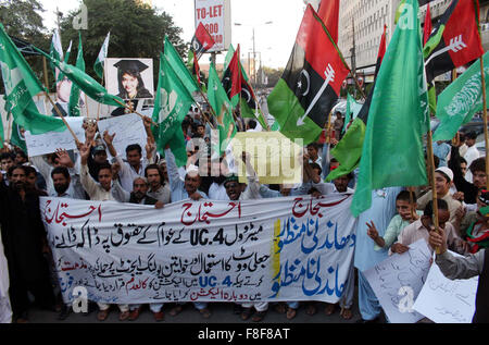 Aktivisten der verschiedenen politischen Parteien protestieren gegen behaupten rigging Gebietskörperschaften Wahl 2015 in ihren Bereichen während der Demonstration in Karachi Presseclub am Mittwoch, 9. Dezember 2015. Stockfoto