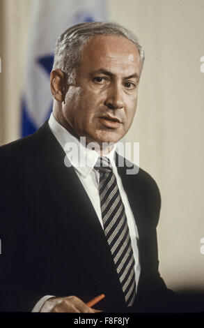 Washington, DC, USA 9. Juli 1996 der israelische Ministerpräsident Benjamin Netanyahu Reportern Frage während einer offiziellen Pressekonferenz im East Room des weißen Hauses am Ende von seinem Treffen mit US-Präsident William Clinton beantwortet.  Bildnachweis: Mark Reinstein Stockfoto