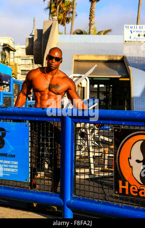 Afrikanisch-amerikanischen männlichen Bodybuilder Angeberei am Muscle Beach in Venice, Kalifornien Stockfoto