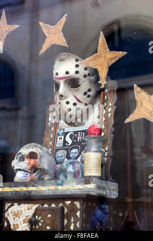 Eine Fensterausstellung im Chapeau Rouge Music Club, Altstadt, Prag, Tschechische Republik Stockfoto