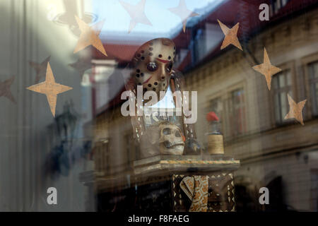 Eine Fensterausstellung im Chapeau Rouge Music Club, Altstadt, Prag, Tschechische Republik Stockfoto