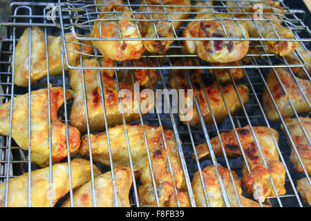 appetitlich Grill vom Grill von Henne Fleisch auf dem Feuer gekocht Stockfoto