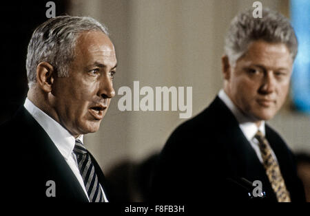 Washington, DC. USA, 9. Juli 1996 israelische Ministerpräsident Benjamin Netanjahu am Pult von Präsident William Clinton während einer formalen gemeinsamen Pressekonferenz im East Room des weißen Hauses verbunden ist.  Benjamin Netanjahu "Bibi" ist der aktuelle Premierminister Israels. Er ist derzeit als Mitglied der Knesset und Vorstandsvorsitzender der Likud-Partei. Netanjahu ist in Tel Aviv säkularer jüdischer Eltern geboren, der erste israelische Premierminister nach der Gründung des Staates Israel geboren. Bildnachweis: Mark Reinstein Stockfoto