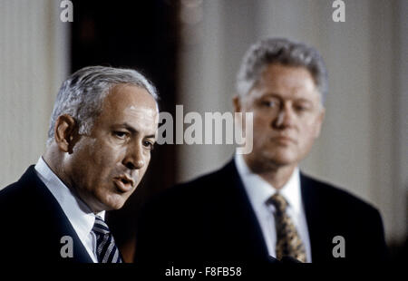 Washington, DC. USA, 9. Juli 1996 israelische Ministerpräsident Benjamin Netanjahu am Pult von Präsident William Clinton während einer formalen gemeinsamen Pressekonferenz im East Room des weißen Hauses verbunden ist.  Benjamin Netanjahu "Bibi" ist der aktuelle Premierminister Israels. Er ist derzeit als Mitglied der Knesset und Vorstandsvorsitzender der Likud-Partei. Netanjahu ist in Tel Aviv säkularer jüdischer Eltern geboren, der erste israelische Premierminister nach der Gründung des Staates Israel geboren. Bildnachweis: Mark Reinstein Stockfoto