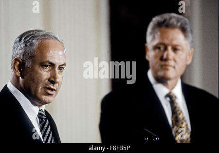 Washington, DC. USA, 9. Juli 1996 israelische Ministerpräsident Benjamin Netanjahu am Pult von Präsident William Clinton während einer formalen gemeinsamen Pressekonferenz im East Room des weißen Hauses verbunden ist.  Benjamin Netanjahu "Bibi" ist der aktuelle Premierminister Israels. Er ist derzeit als Mitglied der Knesset und Vorstandsvorsitzender der Likud-Partei. Netanjahu ist in Tel Aviv säkularer jüdischer Eltern geboren, der erste israelische Premierminister nach der Gründung des Staates Israel geboren. Bildnachweis: Mark Reinstein Stockfoto