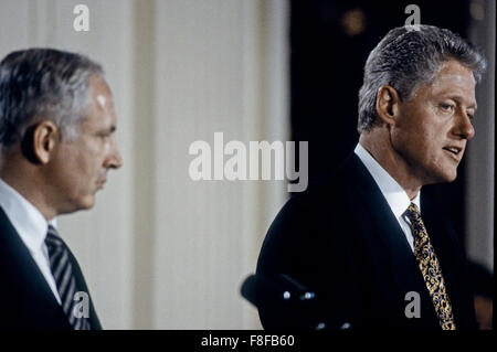 Washington, DC. USA, 9. Juli 1996 israelische Ministerpräsident Benjamin Netanjahu am Pult von Präsident William Clinton während einer formalen gemeinsamen Pressekonferenz im East Room des weißen Hauses verbunden ist.  Benjamin Netanjahu "Bibi" ist der aktuelle Premierminister Israels. Er ist derzeit als Mitglied der Knesset und Vorstandsvorsitzender der Likud-Partei. Netanjahu ist in Tel Aviv säkularer jüdischer Eltern geboren, der erste israelische Premierminister nach der Gründung des Staates Israel geboren. Bildnachweis: Mark Reinstein Stockfoto