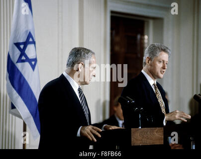 Washington, DC. USA, 9. Juli 1996 israelische Ministerpräsident Benjamin Netanjahu am Pult von Präsident William Clinton während einer formalen gemeinsamen Pressekonferenz im East Room des weißen Hauses verbunden ist.  Benjamin Netanjahu "Bibi" ist der aktuelle Premierminister Israels. Er ist derzeit als Mitglied der Knesset und Vorstandsvorsitzender der Likud-Partei. Netanjahu ist in Tel Aviv säkularer jüdischer Eltern geboren, der erste israelische Premierminister nach der Gründung des Staates Israel geboren. Bildnachweis: Mark Reinstein Stockfoto