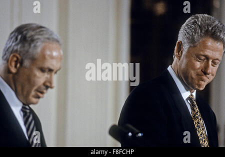 Washington, DC. USA, 9. Juli 1996 israelische Ministerpräsident Benjamin Netanjahu am Pult von Präsident William Clinton während einer formalen gemeinsamen Pressekonferenz im East Room des weißen Hauses verbunden ist.  Benjamin Netanjahu "Bibi" ist der aktuelle Premierminister Israels. Er ist derzeit als Mitglied der Knesset und Vorstandsvorsitzender der Likud-Partei. Netanjahu ist in Tel Aviv säkularer jüdischer Eltern geboren, der erste israelische Premierminister nach der Gründung des Staates Israel geboren. Bildnachweis: Mark Reinstein Stockfoto