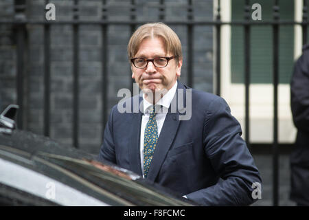 Mitglied des Europäischen Parlaments und Vorsitzender der liberalen ALDE Fraktion Guy Verhofstadt in der Downing Street für Gespräche mit David Cameron Stockfoto