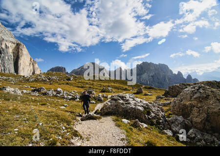 Trekker bei Cinque Torri di Averau aus Nuvolau, Dolomiten, Belluno, Italien Stockfoto