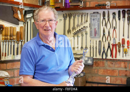 Senior woman in Werkstatt stehend mit Tools Stockfoto