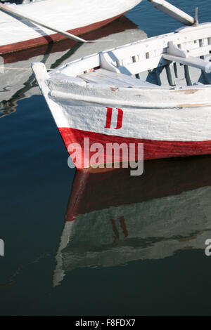 White Red Boot mit Wasserreflexion Stockfoto