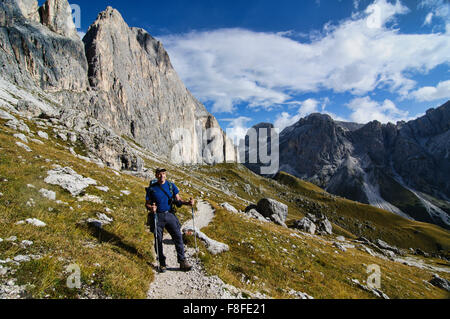 Trekker bei Cinque Torri di Averau aus Nuvolau, Dolomiten, Belluno, Italien Stockfoto