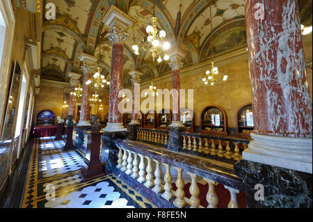 Der schöne Flur mit Marmorsäulen auf der ersten Etage der ungarischen Staatsoper in Budapest, Ungarn. Stockfoto