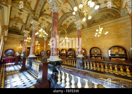 Der schöne Flur mit Marmorsäulen auf der ersten Etage der ungarischen Staatsoper in Budapest, Ungarn. Stockfoto