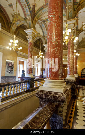 Der schöne Flur mit Marmorsäulen auf der ersten Etage der ungarischen Staatsoper in Budapest, Ungarn. Stockfoto