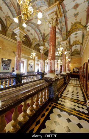 Der schöne Flur mit Marmorsäulen auf der ersten Etage der ungarischen Staatsoper in Budapest, Ungarn. Stockfoto