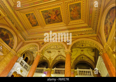 Die schöne Decke der ungarischen Staatsoper in Budapest, Ungarn. Stockfoto