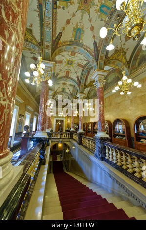 Der schöne Flur mit Marmorsäulen auf der ersten Etage der ungarischen Staatsoper in Budapest, Ungarn. Stockfoto