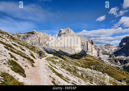 Trekker bei Cinque Torri di Averau aus Nuvolau, Dolomiten, Belluno, Italien Stockfoto