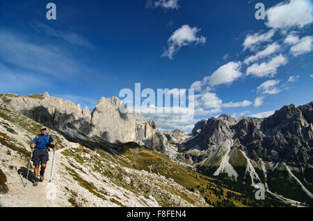 Trekker bei Cinque Torri di Averau aus Nuvolau, Dolomiten, Belluno, Italien Stockfoto