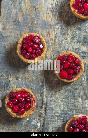 Schweinefleisch und Cranberry Torte auf einem Holzbrett Stockfoto