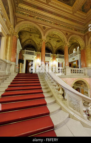 Die Haupttreppe in der ungarischen Staatsoper in Budapest, Ungarn. Stockfoto