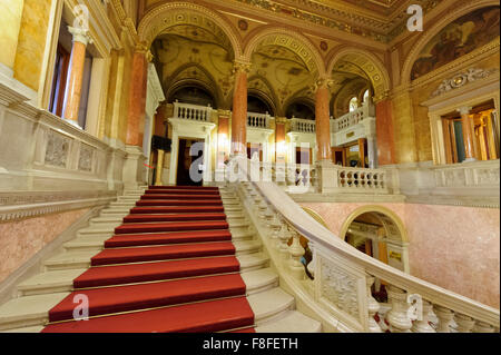 Die Haupttreppe in der ungarischen Staatsoper in Budapest, Ungarn. Stockfoto