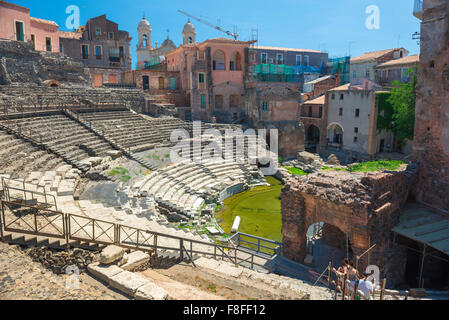 Catania Teatro Romano, Blick im Sommer des Auditoriums des alten römischen Theaters (Theater) im historischen Zentrum von Catania, Sizilien. Stockfoto