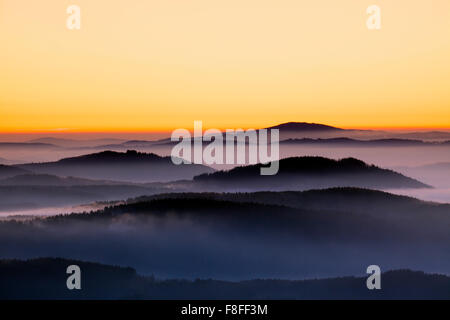 Blick vom Berg Lusen über den Bayerischen Wald bedeckt im Nebel bei Sonnenaufgang, Nationalpark Bayerischer Wald, Bayern, Deutschland Stockfoto