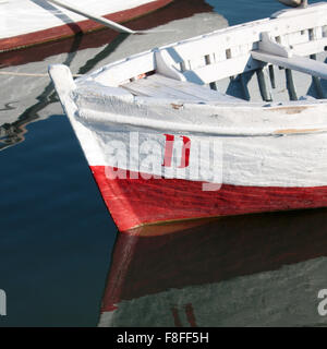 White Red Boot mit Wasserreflexion Stockfoto