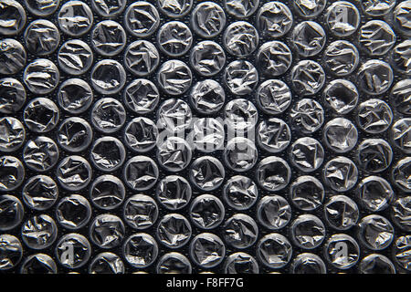 Bubble Wrap, schwarzer Hintergrund. Stockfoto