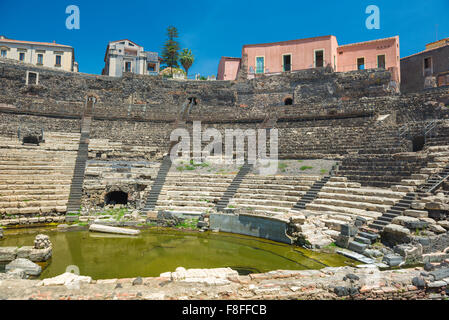 Römisches Theater Catania, Blick auf das Auditorium des Teatro Romano im historischen Zentrum der Stadt Catania, Sizilien. Stockfoto