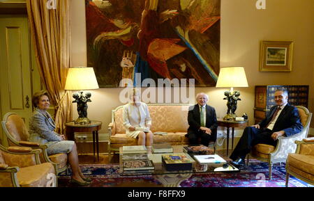 Lissabon, Portugal. 9. Dezember 2015. Portuguese President Anibal Cavaco Silva (R), seine Frau Maria (L), des irischen Präsidenten Michael Higgins (2. R), und seine Frau Sabina (2. L) Palais Belem in Lissabon, Portugal, 9. Dezember 2015 erfüllen. Bildnachweis: Zhang Liyun/Xinhua/Alamy Live-Nachrichten Stockfoto