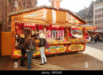 Weihnachten-Marktstand, Verkauf von Lebensmitteln von der Kathedrale, Straßburger Weihnachtsmarkt Elsass Frankreich Europa Stockfoto