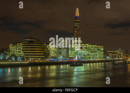 Nachtansicht des Londoner Stadtbild über den Fluss Themse Stockfoto