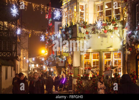 Straßburg Weihnachtsmarkt; Weihnachtsbeleuchtung und Dekoration auf der Straße in Straßburg Altstadt an Weihnachten, Straßburg, Elsass Frankreich Europa Stockfoto