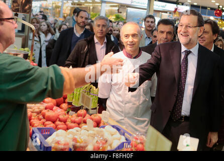 Palma De Mallorca, Spanien. 9. Dezember 2015. Spaniens Ministerpräsident und Führer der Partido Popular (PP) Mariano Rajoy, wie er sprechen zu einem Shop zarten Gesten vor einer Kundgebung in der spanischen Balearen-Insel. Bildnachweis: Zixia/Alamy Live-Nachrichten Stockfoto