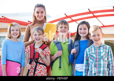 Porträt von Schülerinnen und Schülern außerhalb Unterricht mit Lehrer Stockfoto