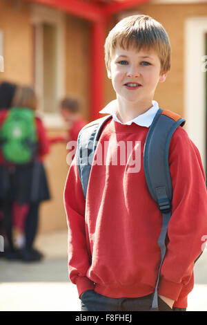 Junge in Uniform im Schulhof Stockfoto