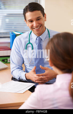 Männlichen Arzt mit Diskussion mit der Patientin In Büro Stockfoto
