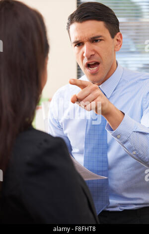 Aggressive Geschäftsmann anzuschreien Kollegin Stockfoto