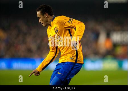 Valencia, Spanien. 5. Dezember 2015. La Liga Fußball, Valencia CF gegen FC Barcelona. Neymar Jr bricht in der Box © Action Plus Sport/Alamy Live News Stockfoto