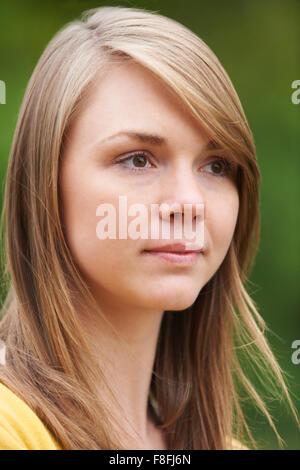 Porträt der nachdenkliche junge Frau im freien Stockfoto