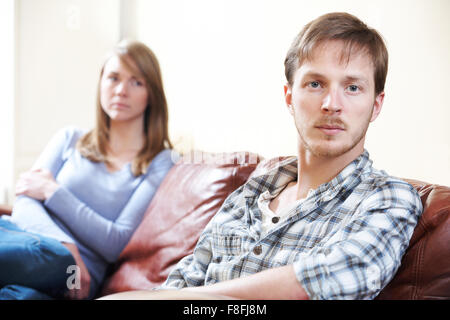 Paar mit Beziehungsschwierigkeiten auf Sofa Stockfoto